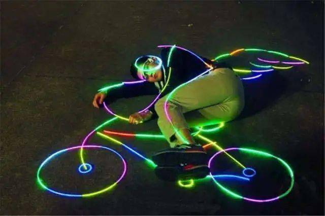 解锁荧光夜跑新玩法各位荧光达人请注意路线已确认,装备已确认,风力