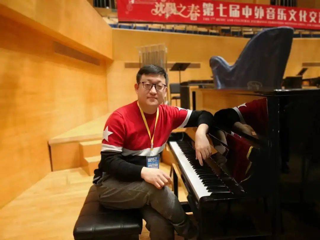晓飞,中共党员,辽宁锦州人,音乐学学士,教育硕士,毕业于沈阳音乐学院