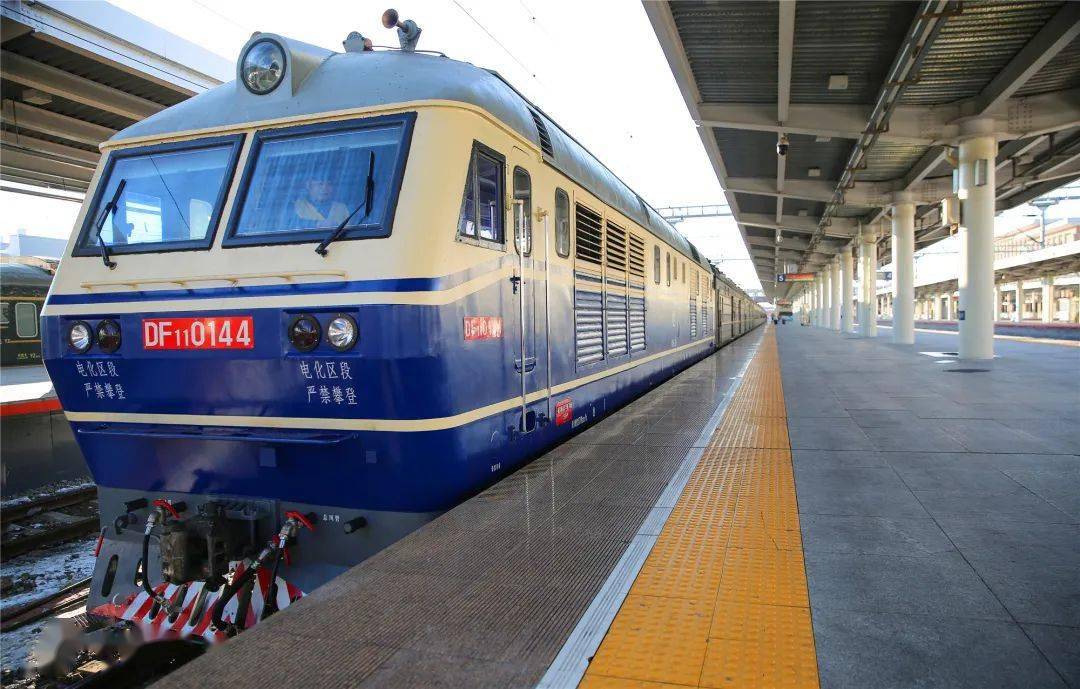 6245/6246次慢火车然而行驶在大兴安岭地区的已经降到了零下七八