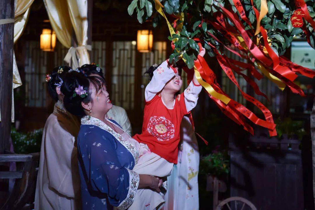 队伍走起来满街巡游 走月祈福疠疫退散 化吉呈祥山河无恙 国泰民安祭