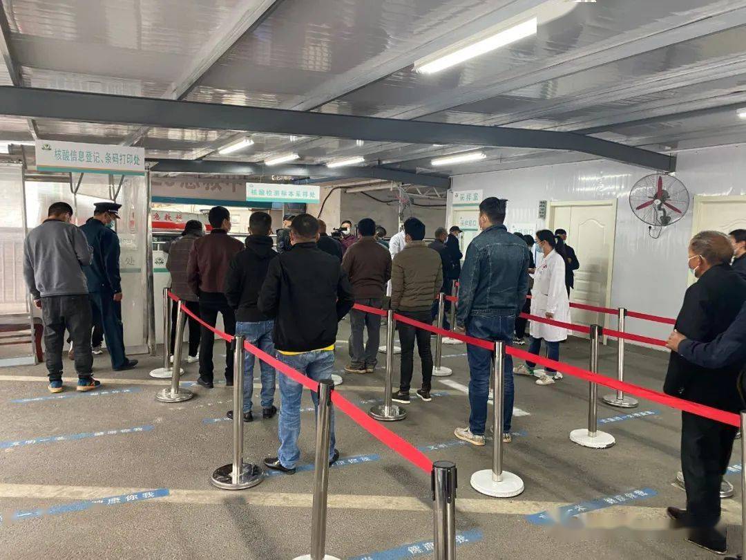 现场实拍医院排起长队这事刻不容缓