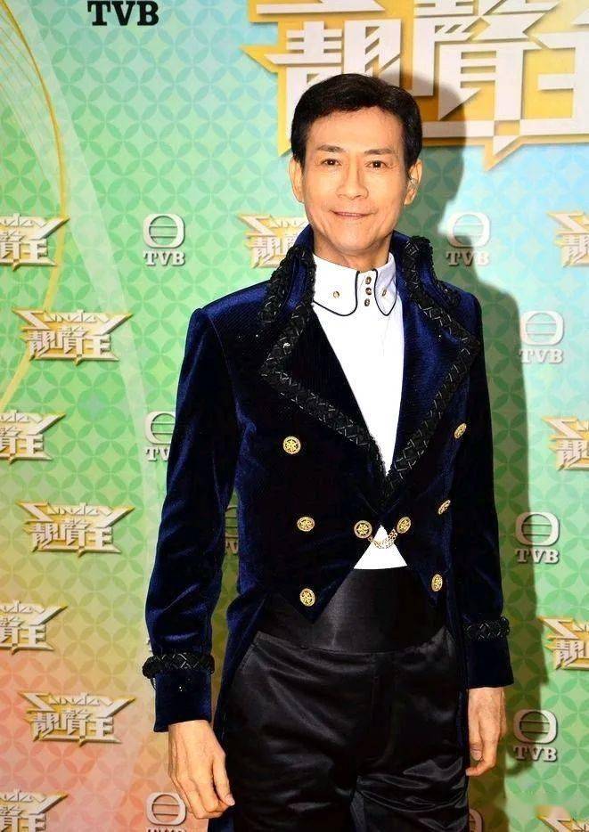 郑少秋的穿衣风格真潇洒将英伦范风衣穿出内敛儒雅的贵族腔