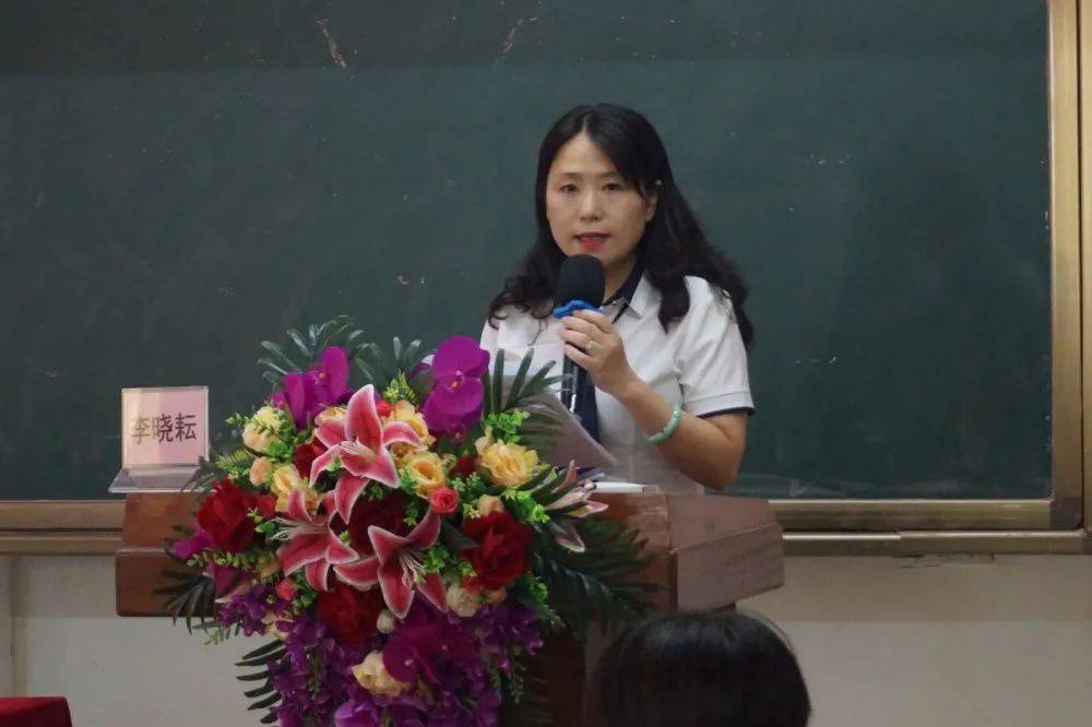 湛江市教育局教研室教研员林力文为李晓耘主持人颁发课题立项书.