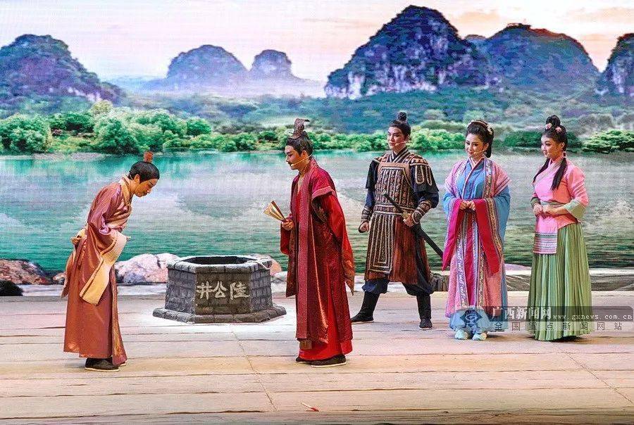 压舱石》剧照剧情延伸话剧就围绕着陆绩出任郁林郡太守期间的故事展开