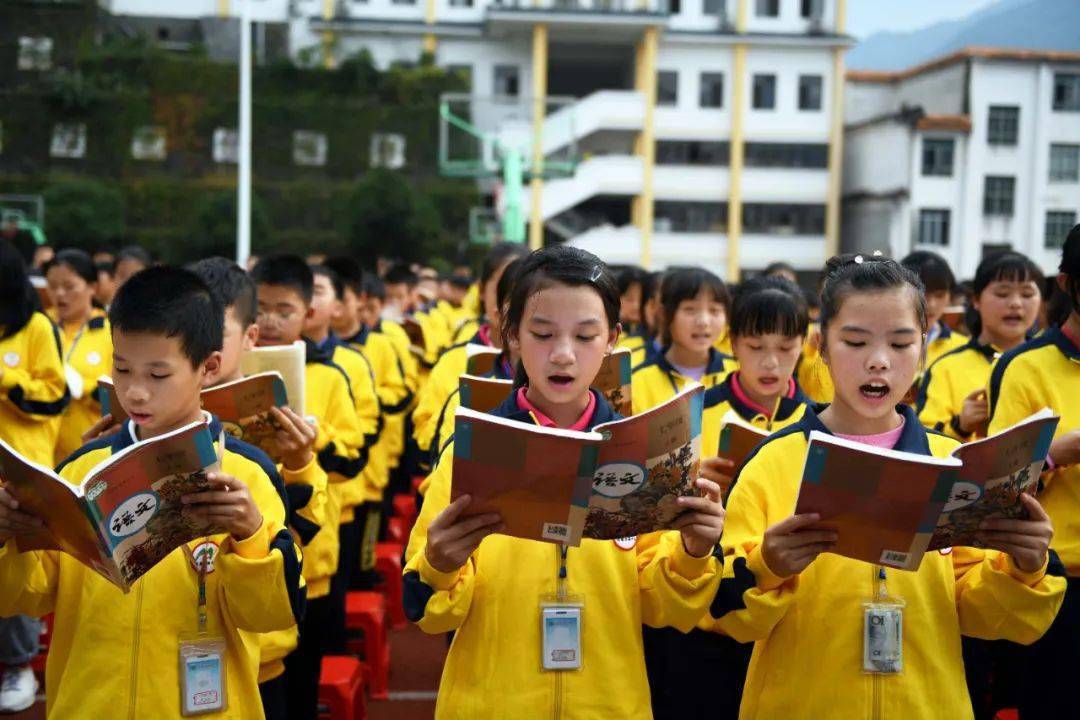 龙胜民族中学开展初一少先大队建队主题活动