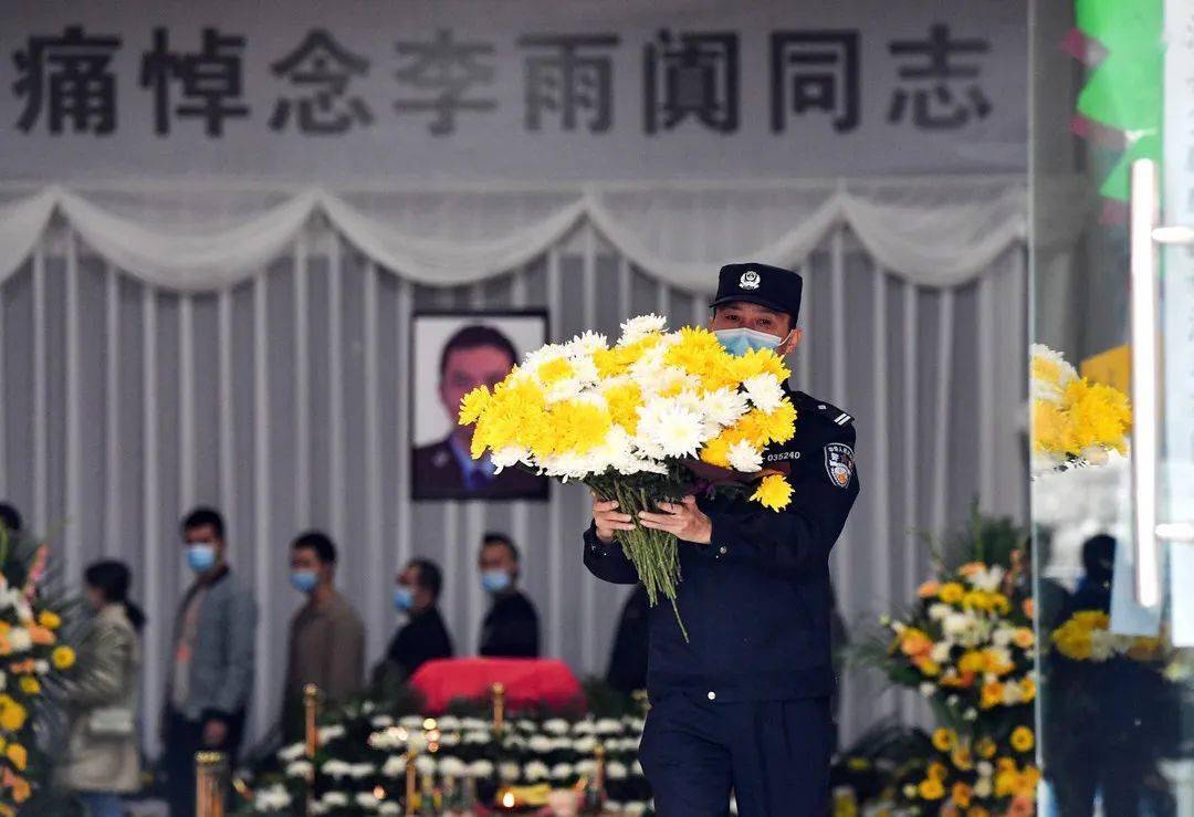 英雄回家群众纷纷自发前往悼念