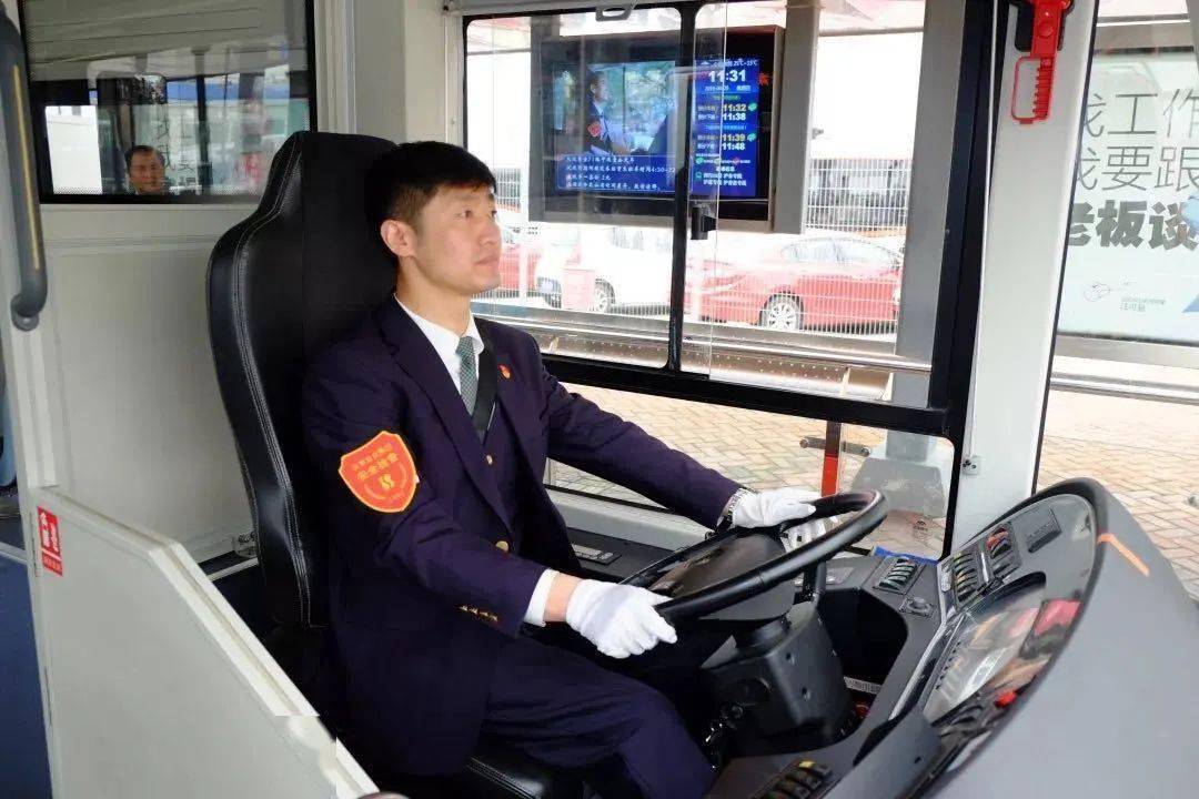 公交驾驶员照片图片