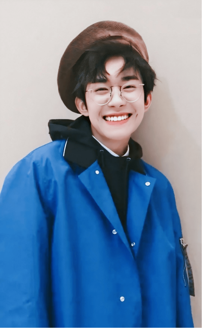 王一博戴蓝色绒面款高级精致_帽子