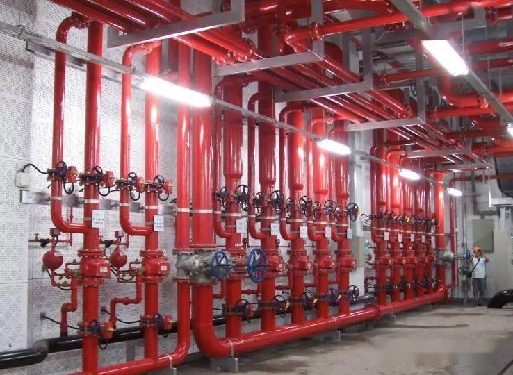 消防泵房管道综合排布:· 吊顶及管廊内的管线综合排布是机电安装的