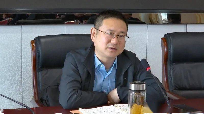 市委书记何平,市长郭志泉出席会议并讲话,市领导李波,蒋兆春参加会议.