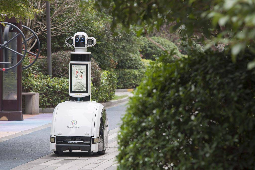 浙江金华:居民小区内"机器人保安"上岗巡逻