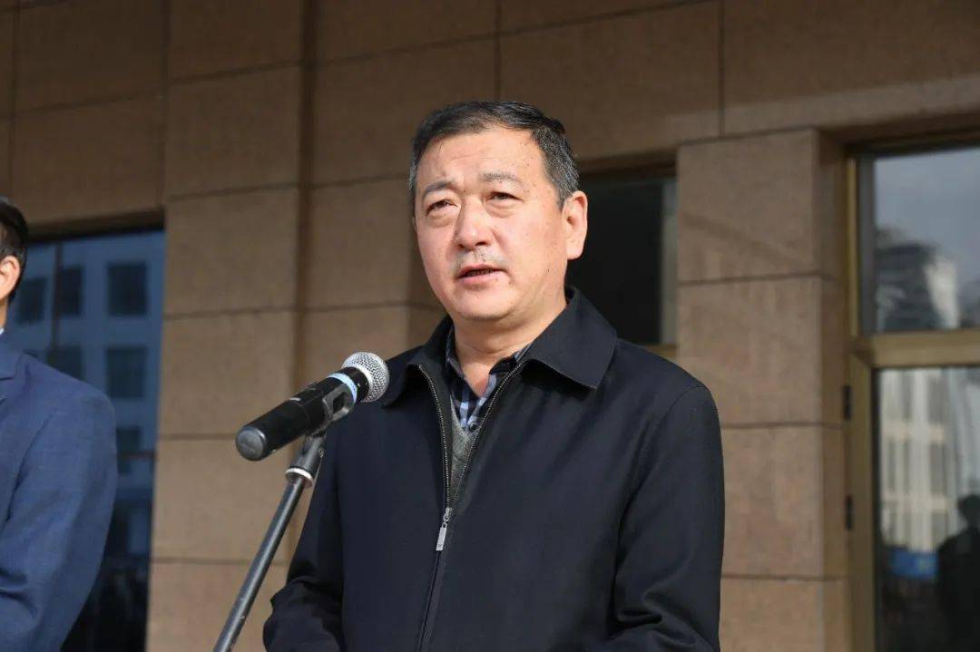 党委书记张富荣同志向军训团承训教官董茂国同志授旗近日,白银矿冶