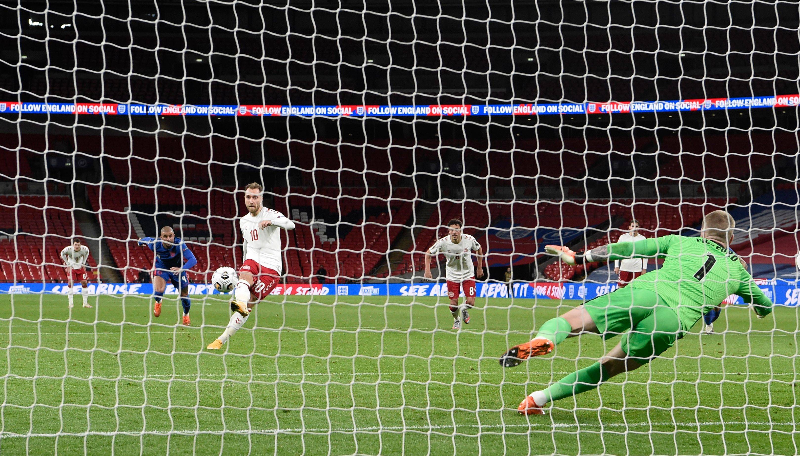 10月14日,丹麦队球员埃里克森(左三)主罚点球命中.