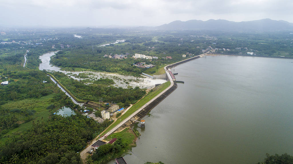 海南:万宁水库泄洪腾库容