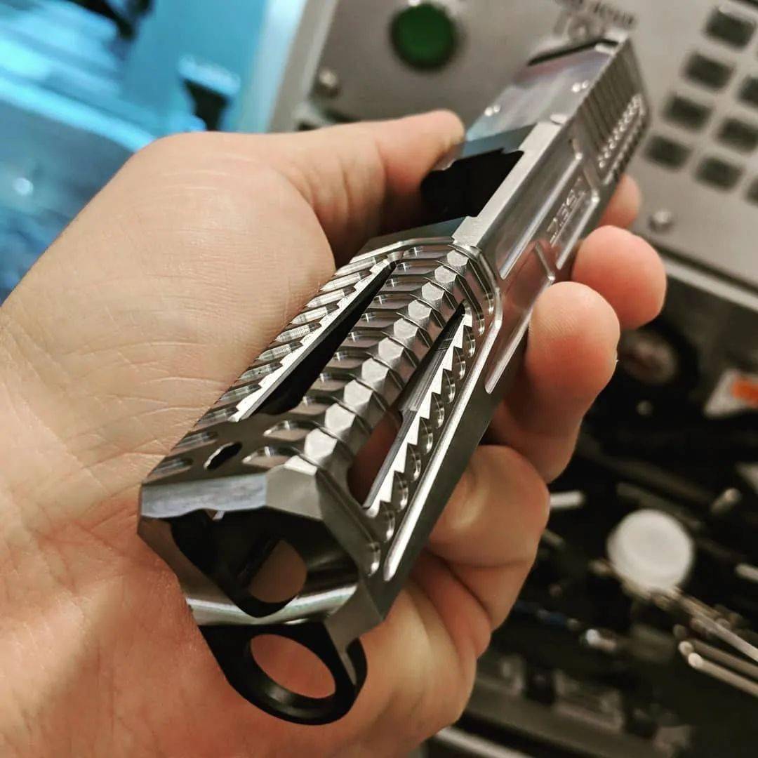 极致美学使用statement防御公司滑套拼装的格洛克手枪美图