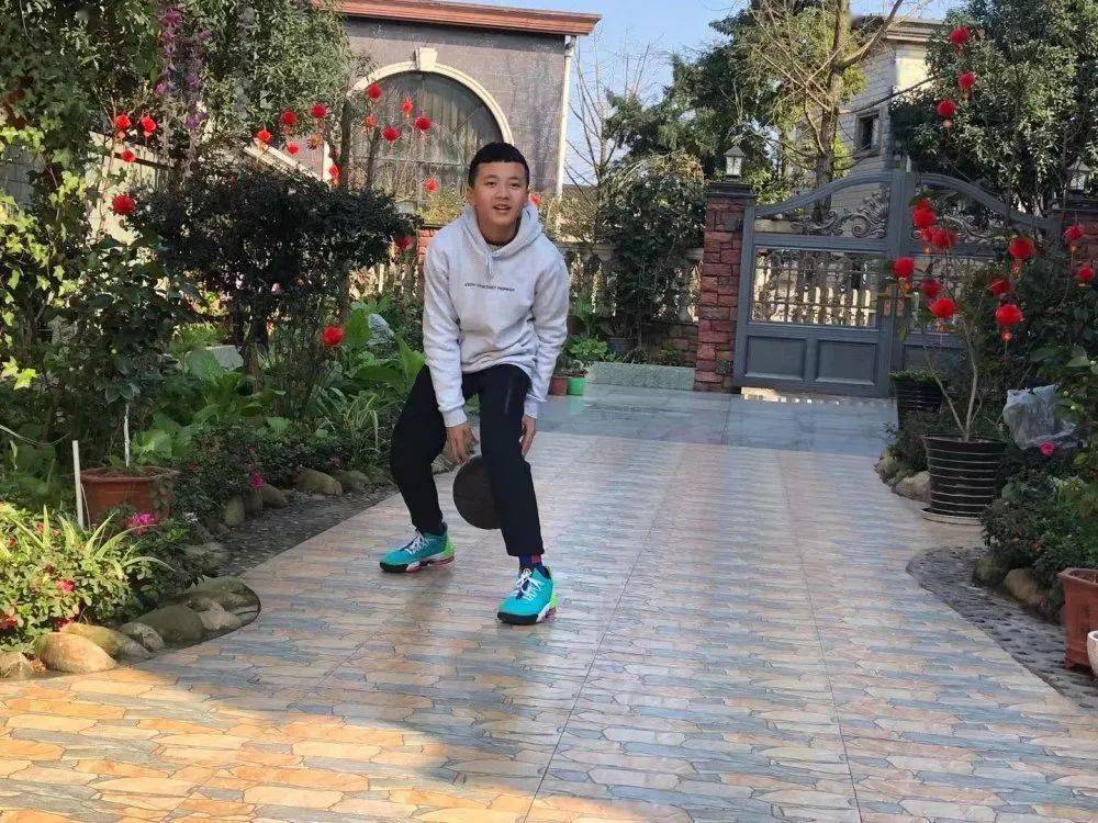 喜欢打篮球活泼乐观,兴趣广泛13岁的他王子昂是丹棱中学2019级5班的