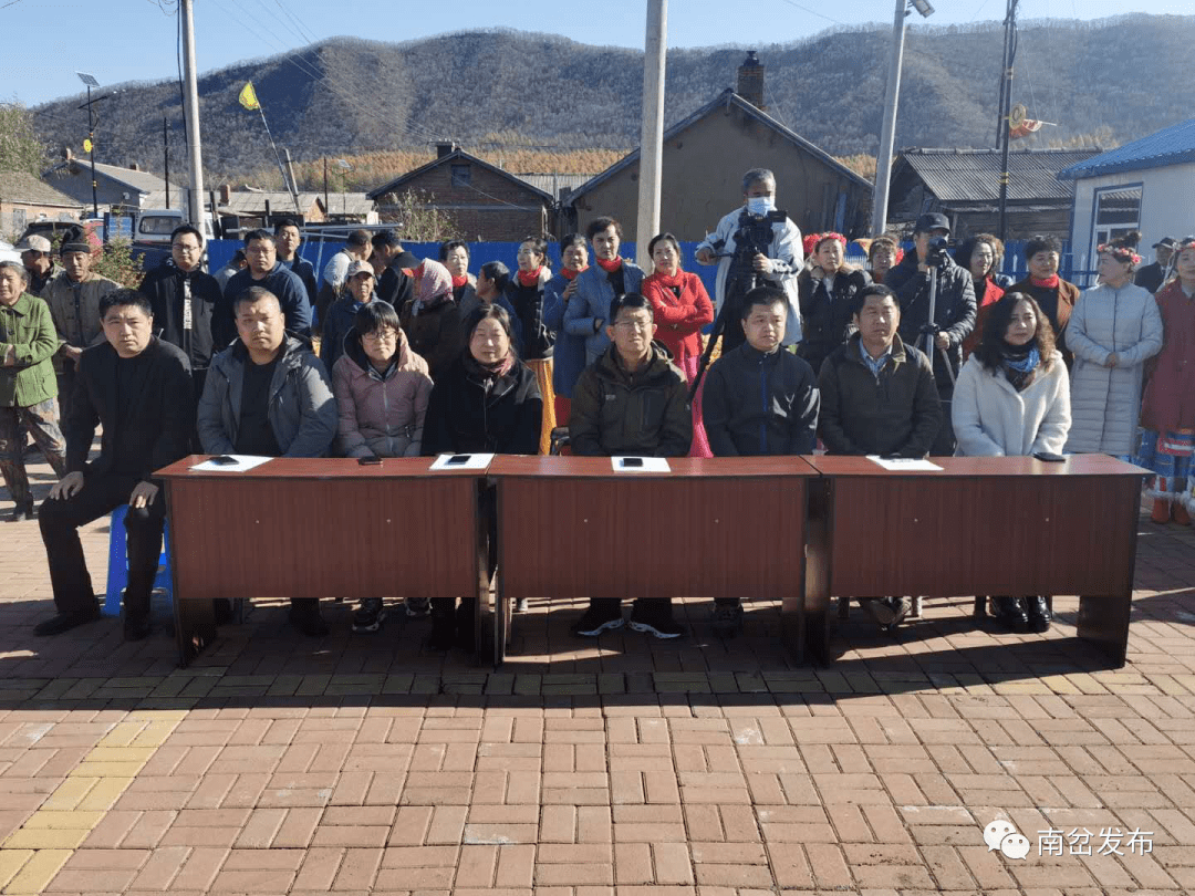 浩良河镇举行"感恩有你·一路同行"扶贫日专题文艺演出