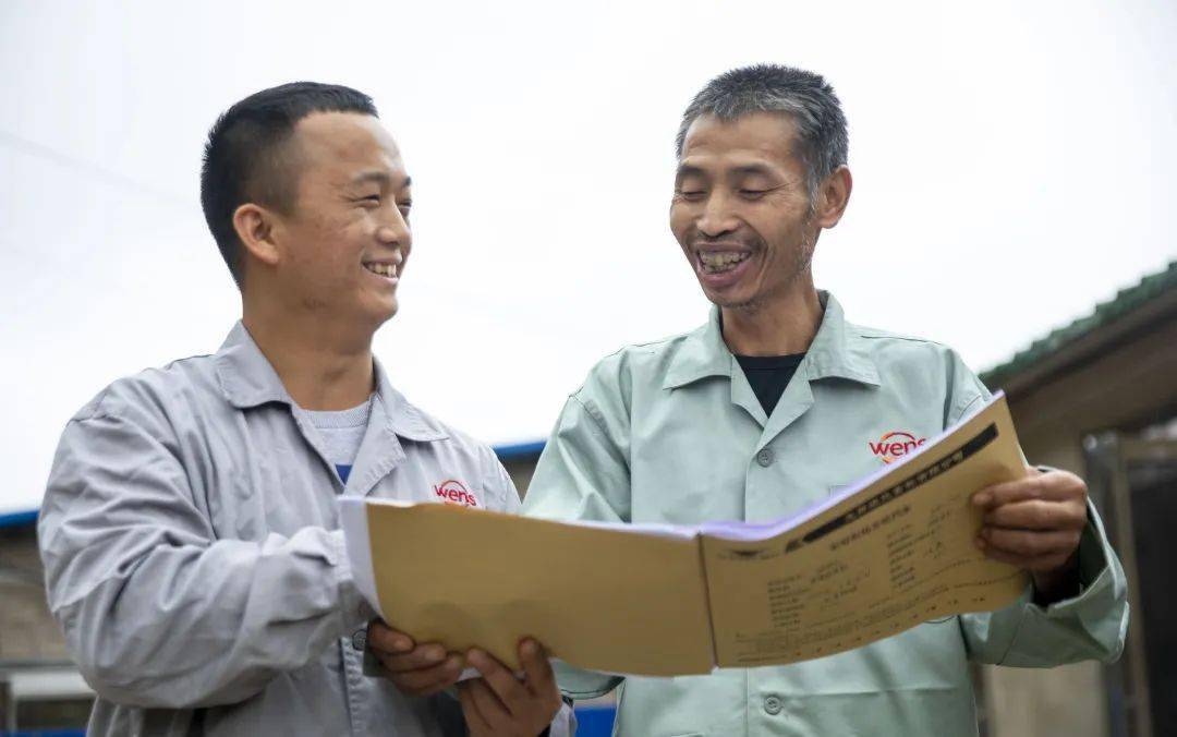 "拔了穷根,现在我要向小康奔去.