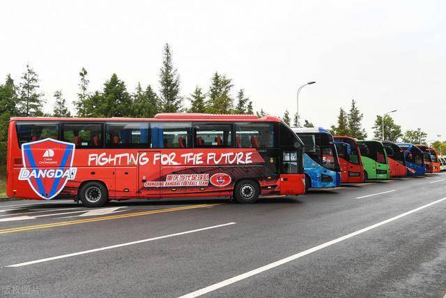 苏州赛区八辆球队大巴集结完毕,五颜六色十分酷炫