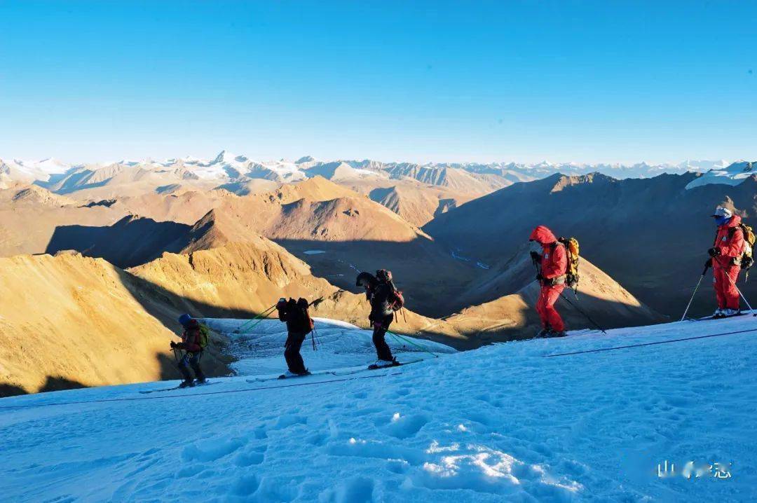 登顶洛堆峰后开始下撤尽管已登上第一座海拔6000米级的雪山,但直到
