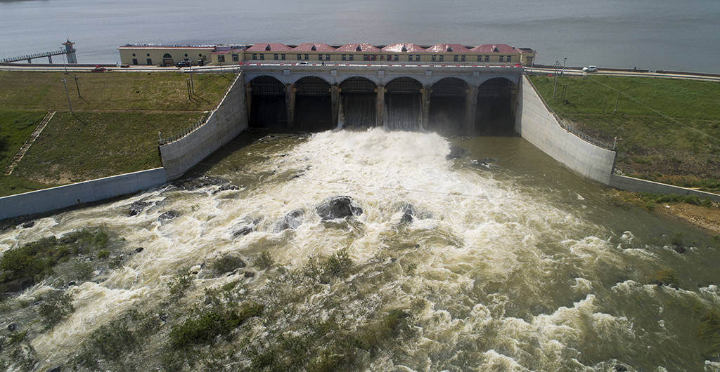 海南:万宁水库泄洪腾库容