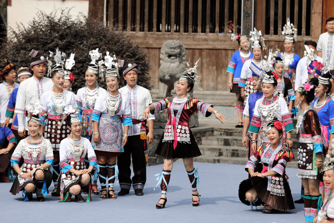 张馨予(上下滚动赏更多高清大图)演出在尤如天籁之音的侗族大歌百人