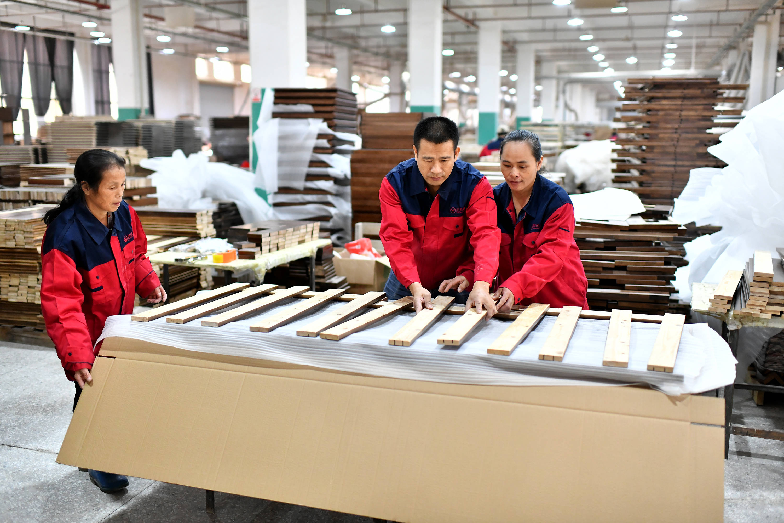 江西赣州:"扶贫车间"助脱贫_家具