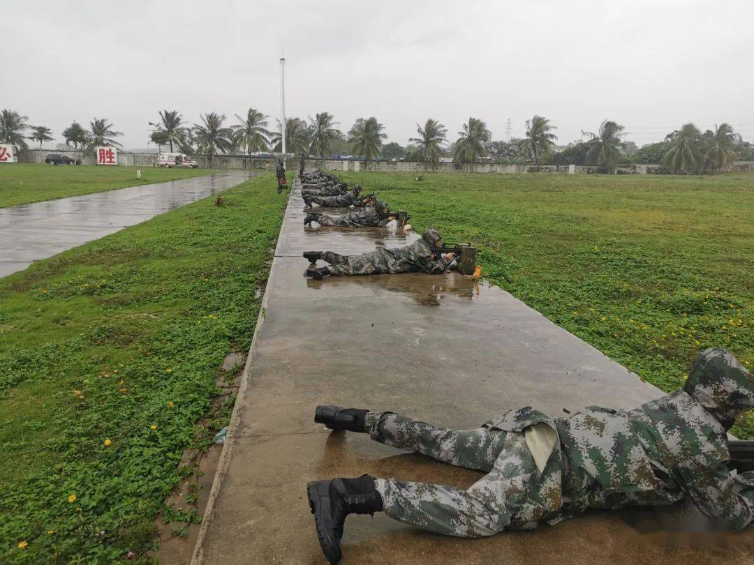 海南省军区警备纠察队组织实弹射击训练_手机搜狐网