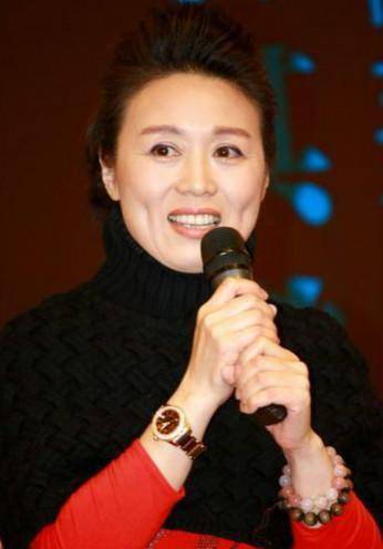 58歲吳瓊近照曝光唱女駙馬走紅嫁小15歲老公太幸福