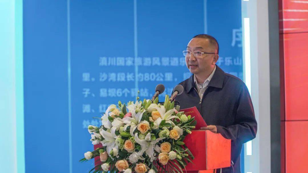 乐山市教育局局长成定彬,沙湾区委书记袁仕伦,副区长袁洪出席仪式