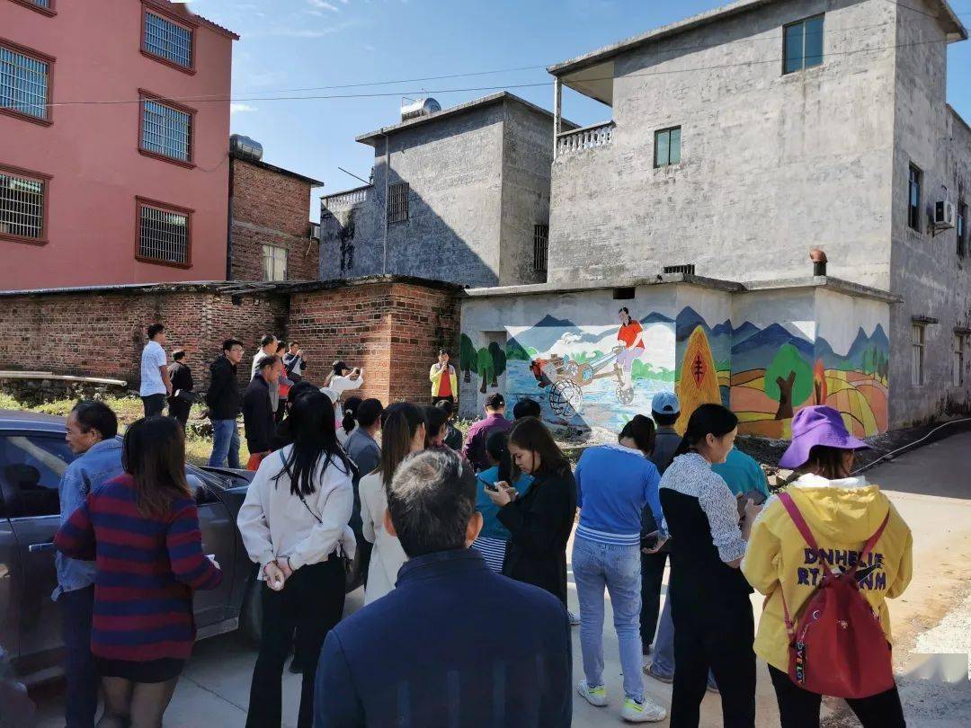 其中两幅脱贫攻坚画作的主人公北津村贫困户钟小云和福桥村贫困户黎