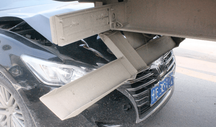 大广高速封丘收费站入口处,货车司机走错入口任性倒车,结果损失5万元.