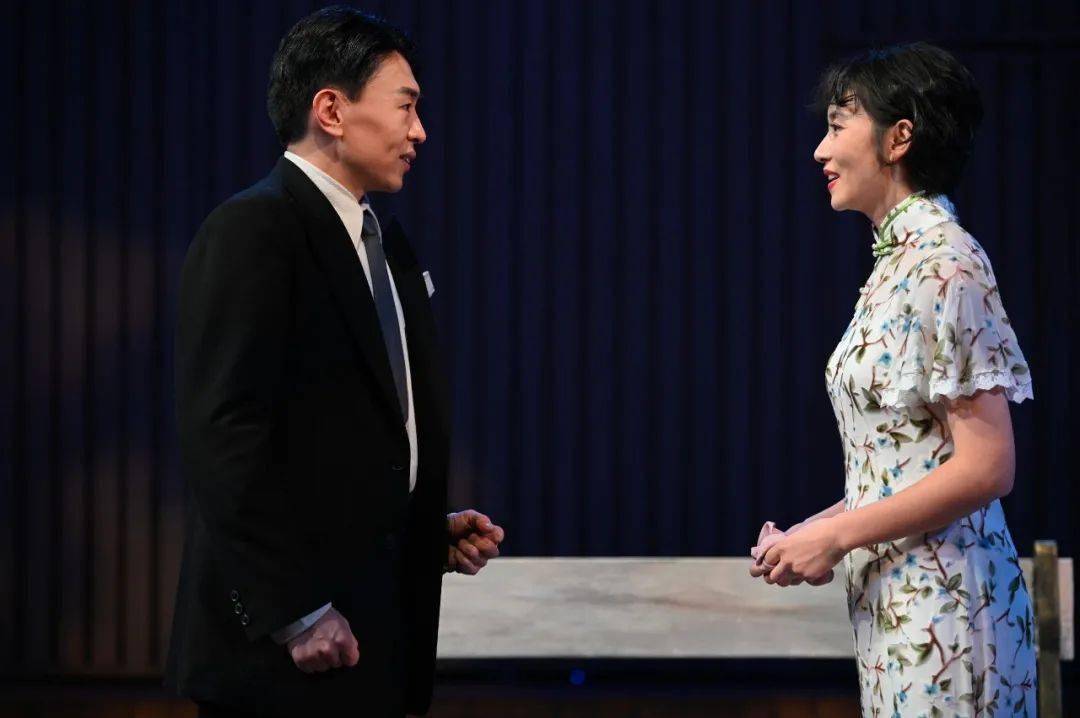 话剧《十字街头》利用演员"跳进跳出"的表演为电影作注脚,不仅致敬了