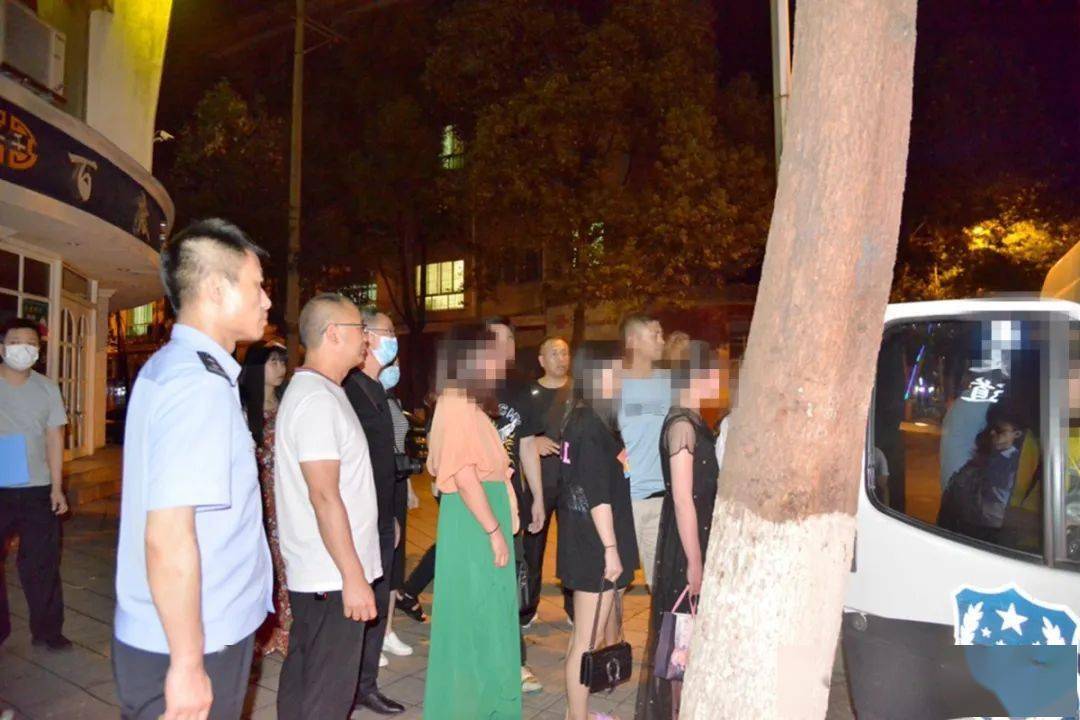 广元警方打掉一卖淫嫖娼窝点9人被抓