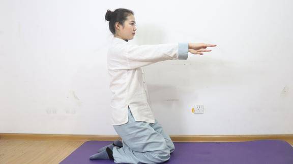 1个跪立动作每天3分钟强壮盆底肌再也不漏尿女性更健康