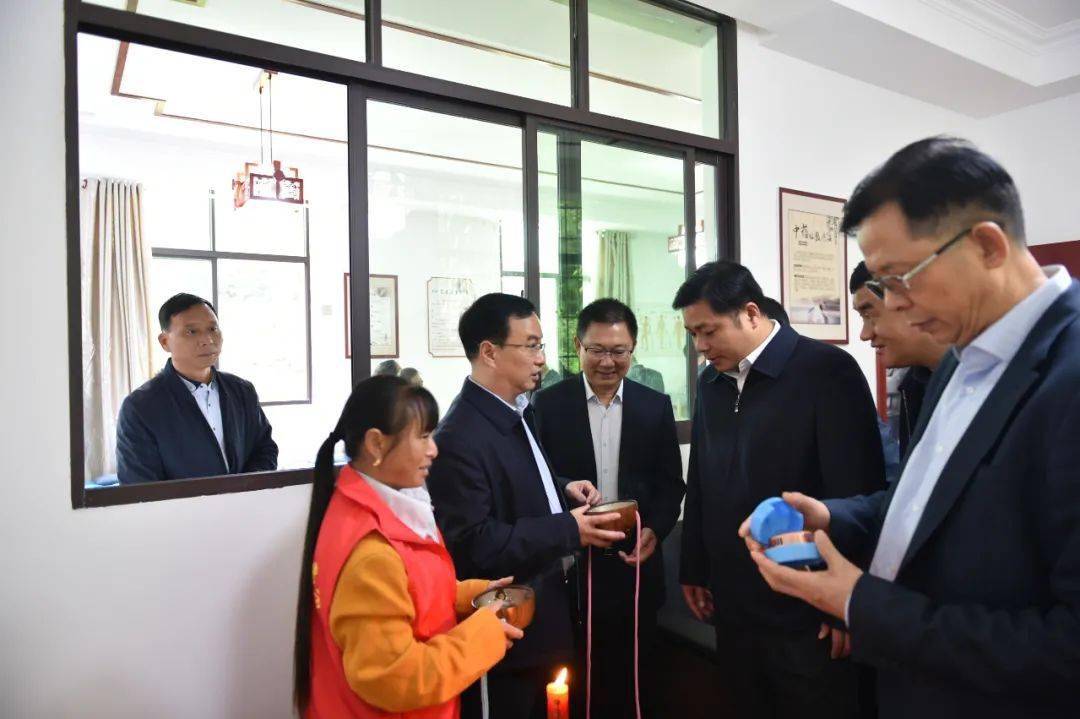 【扶贫日】分水热敏灸馆投入使用 省县骨干中医专家进村义诊