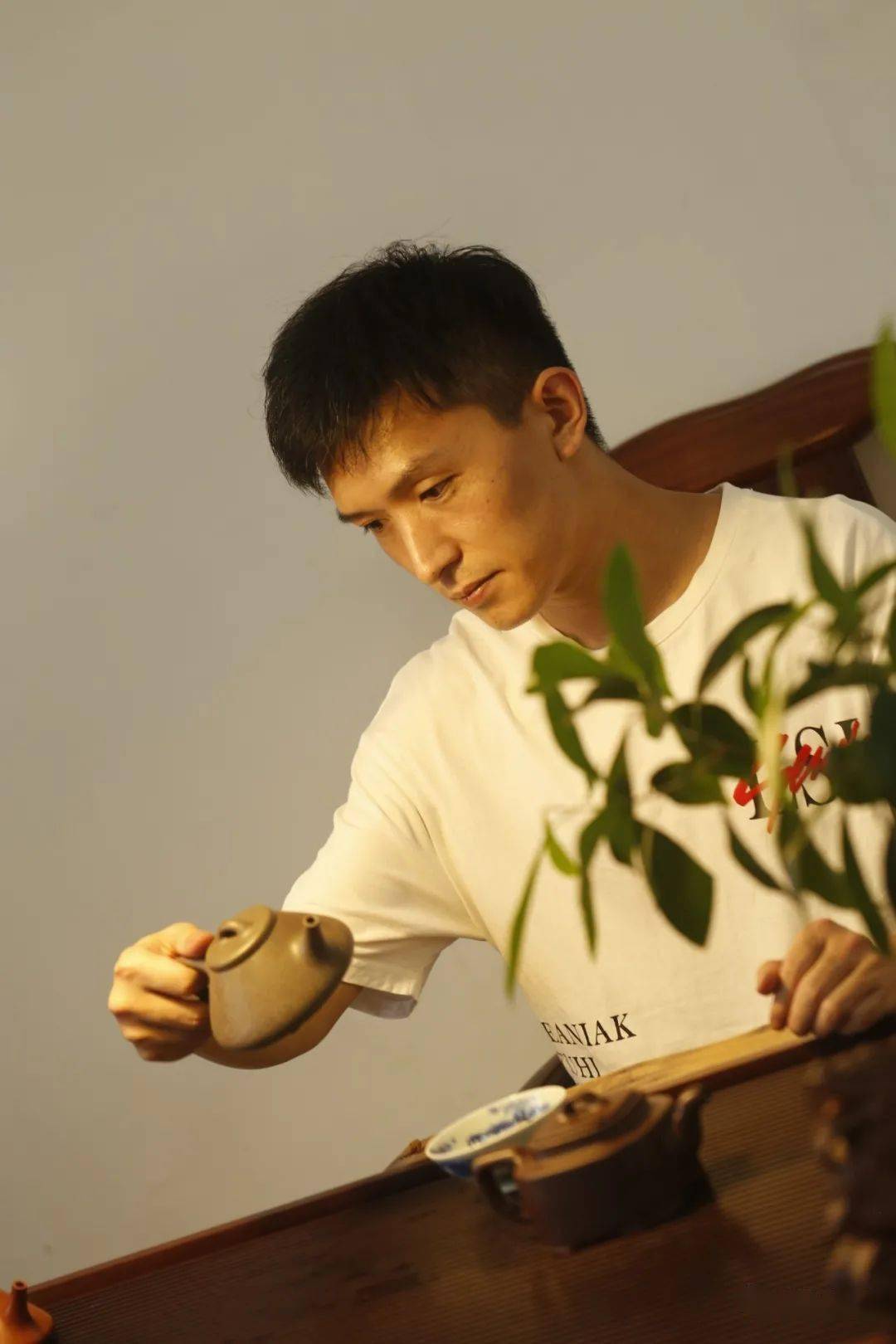 紫砂新秀 ‖ 左撇子顾云峰弟子朱利鹏（制）· 刘一飞（装饰）——《子冶石瓢 》-搜狐大视野-搜狐新闻