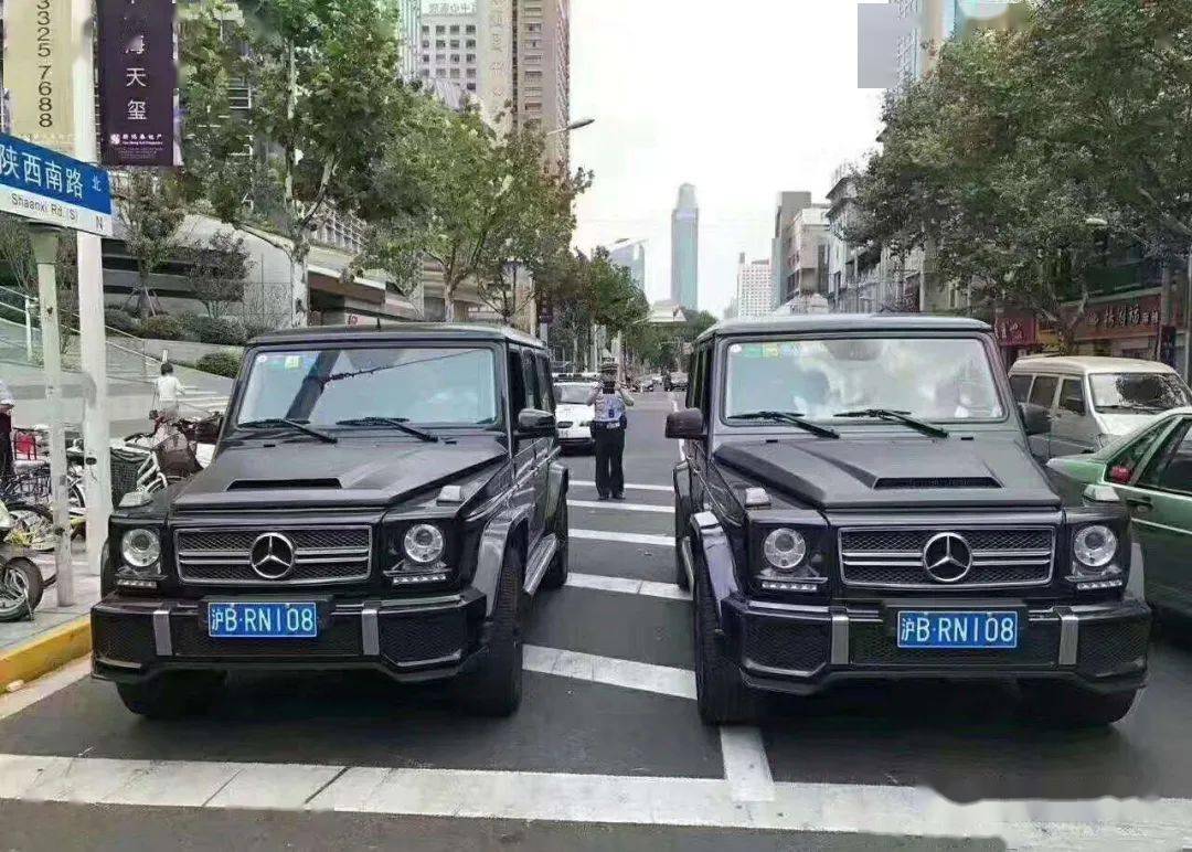 洗车偶遇"双胞胎"车牌,两个车主同时报警,交警看后很为难