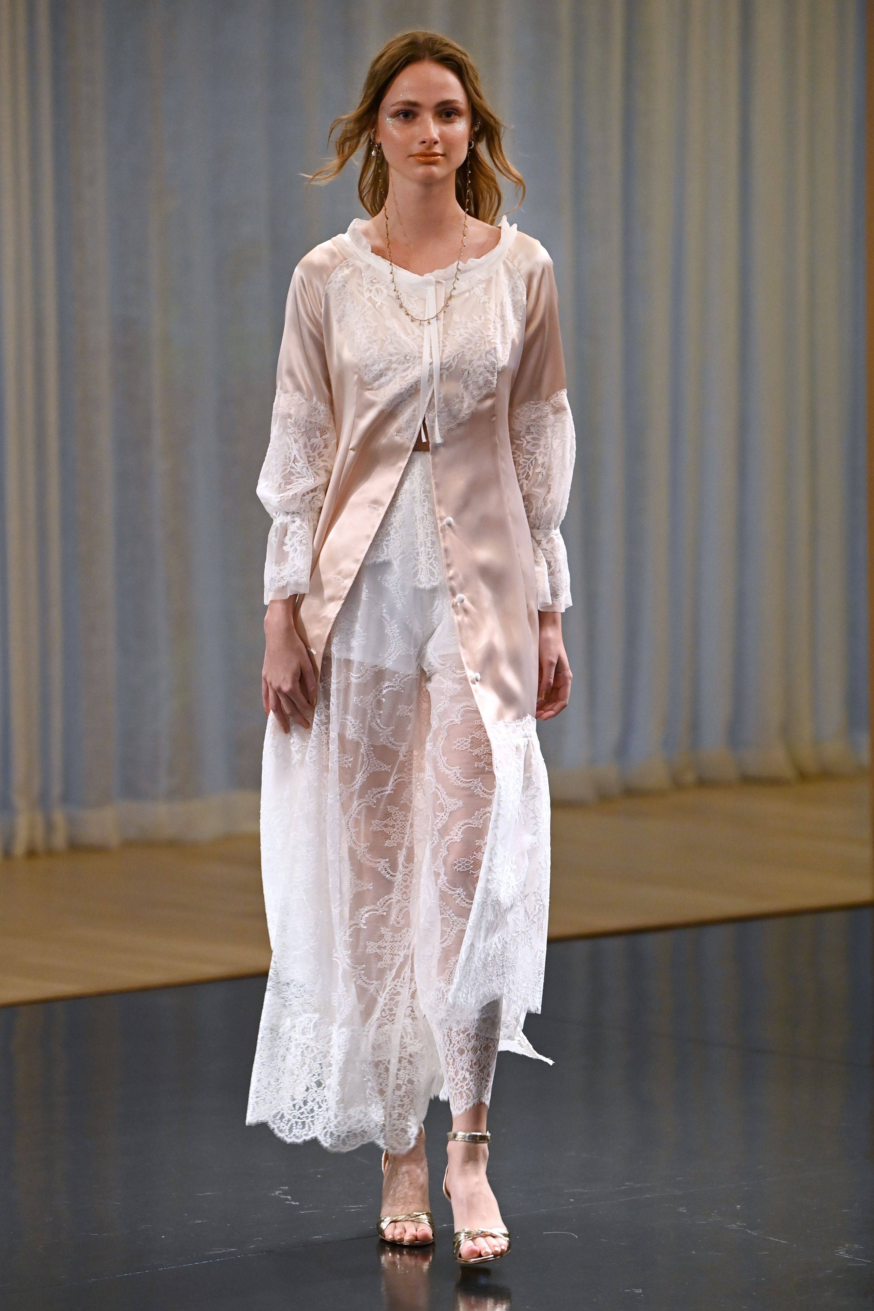 月17日,在日本东京时装周上,模特展示zin kato品牌的2021春夏新款服装