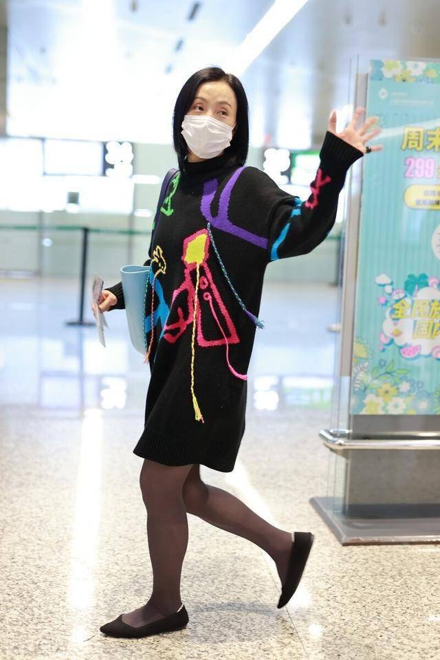 陶虹身穿彩色毛衣尽显机灵古怪,穿黑丝露小腿稍显不直