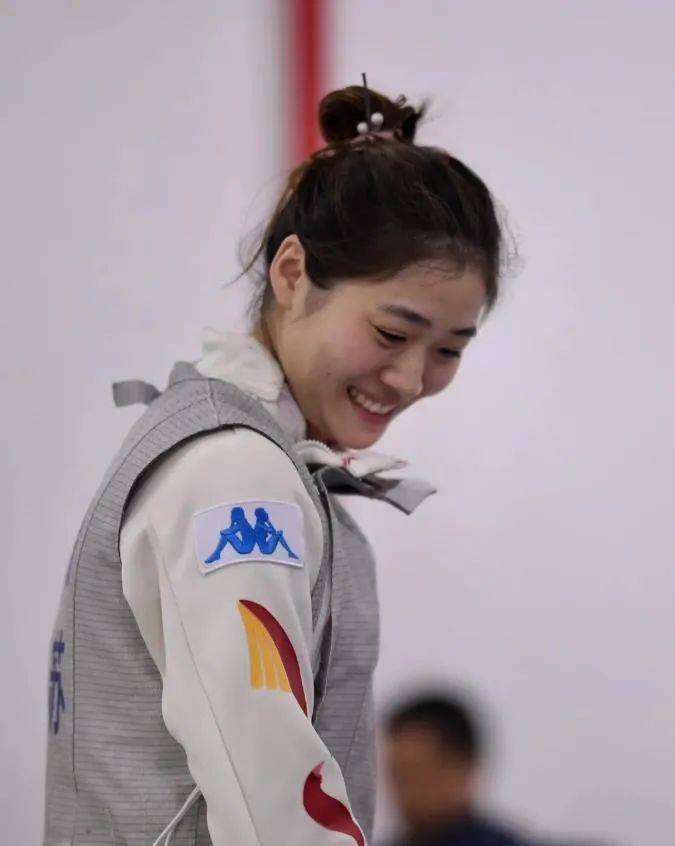 这位于港击剑运动员被授予"运动健将"称号_石雅楠