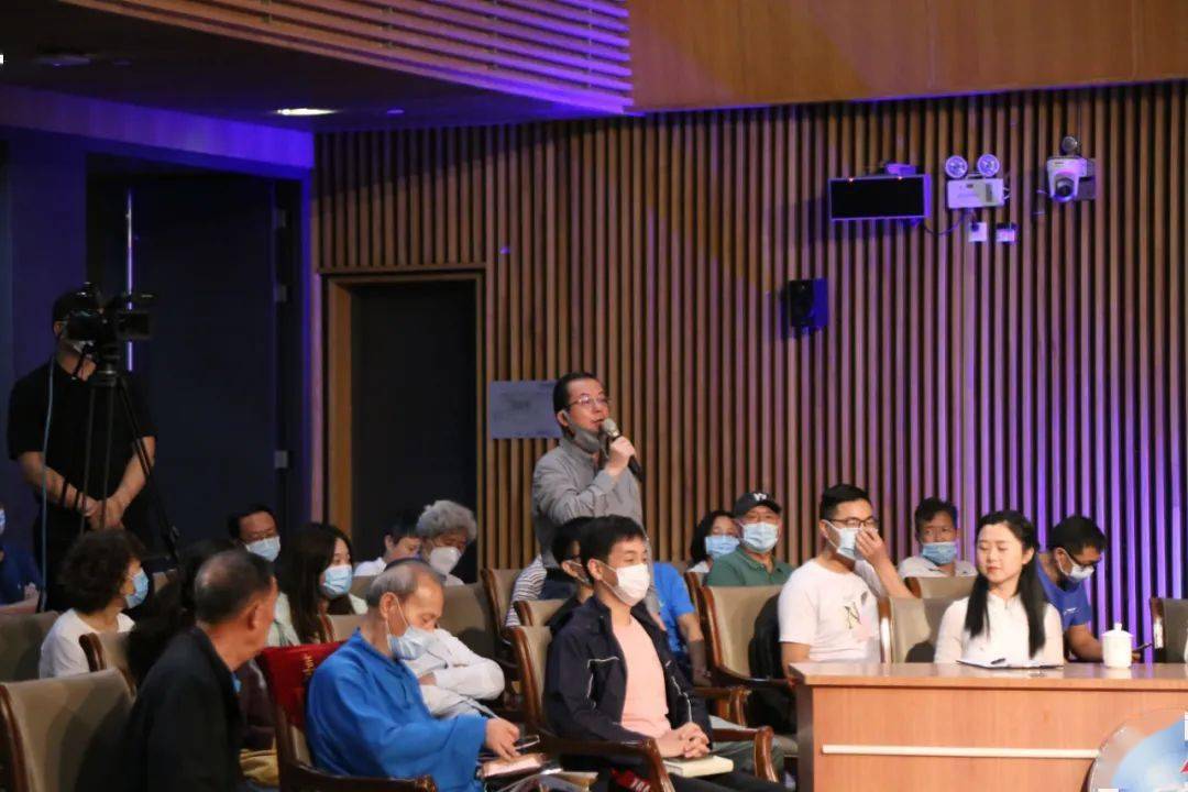 主讲嘉宾周志强老师和主持人雨燕