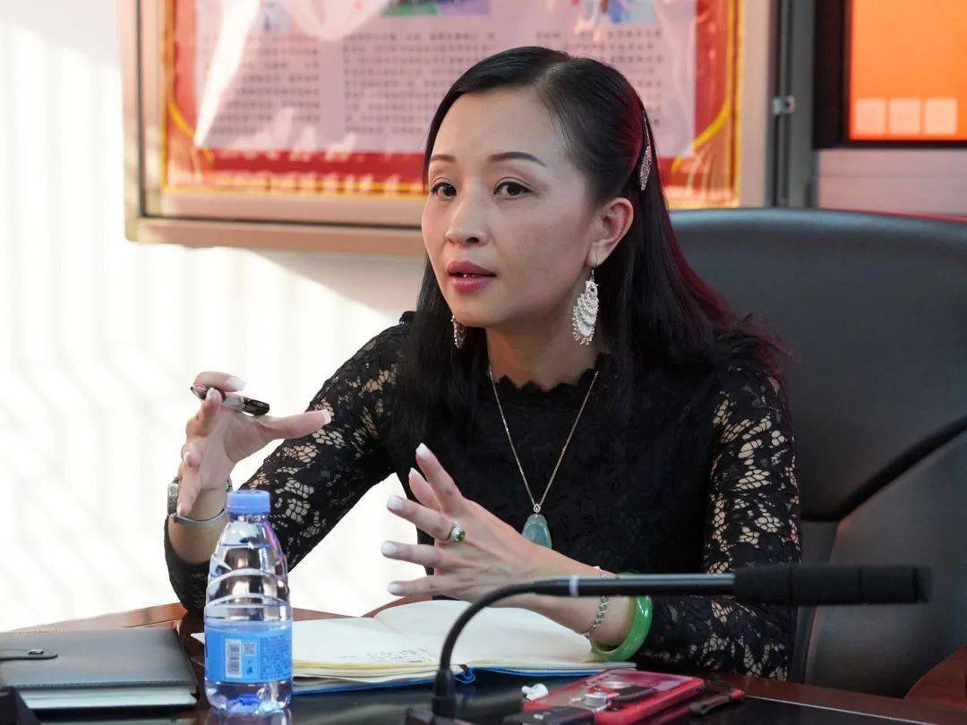 以教激研,以研促教,教研结合