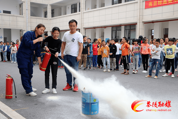 茶陵消防组织金星学校师生开展消防安全培训演练