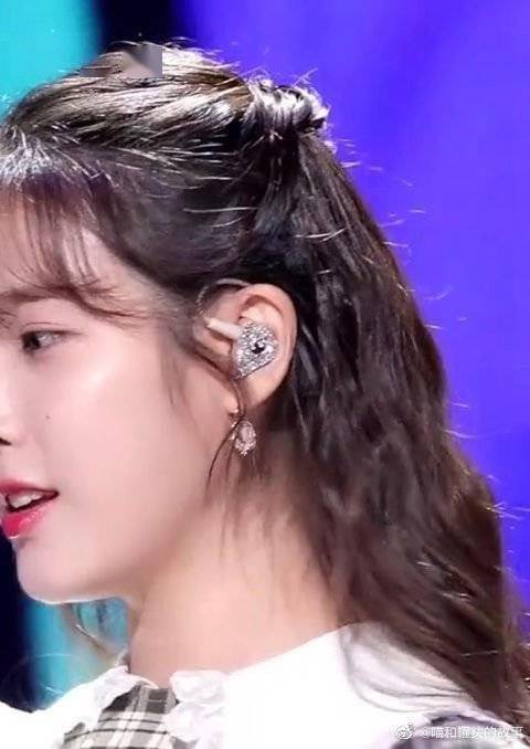 iu拥有的定制耳返合集.舞台装备都是超级漂亮的级别!