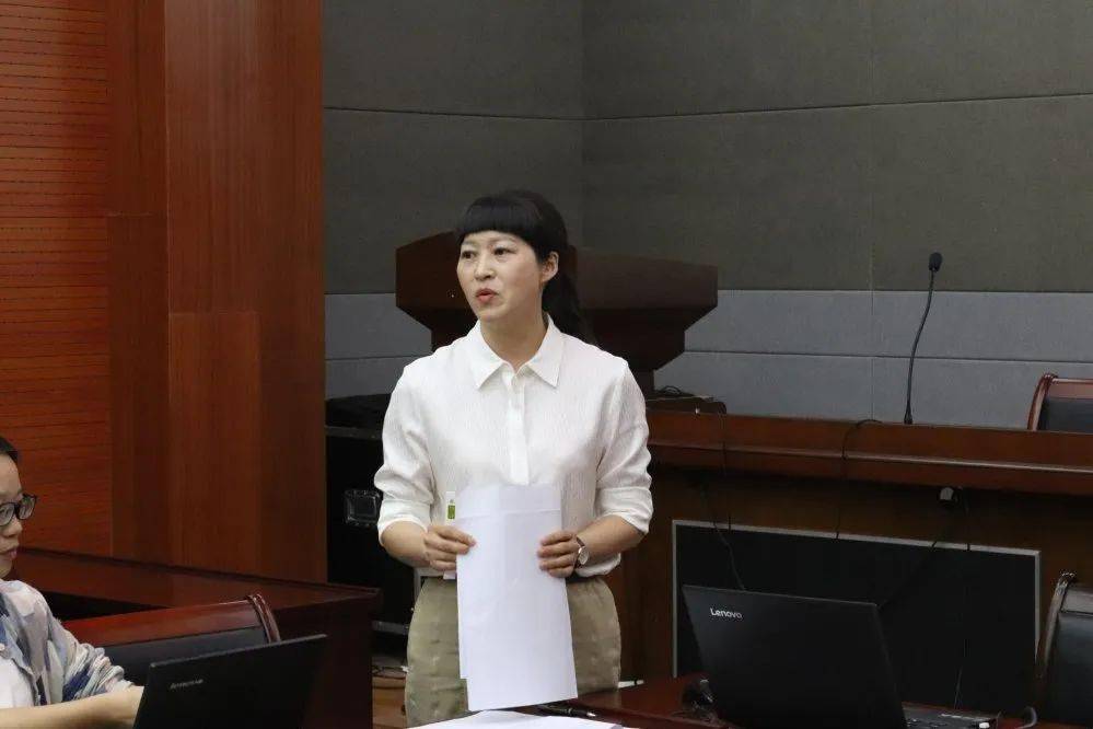 白塔镇第二小学副校长蒋小美和语文教研组长姜伟燕老师分别做了《在"