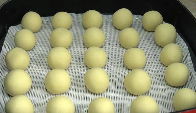 6,把团好的糯米球冷水放入蒸锅,水开后开始计时蒸15分钟.