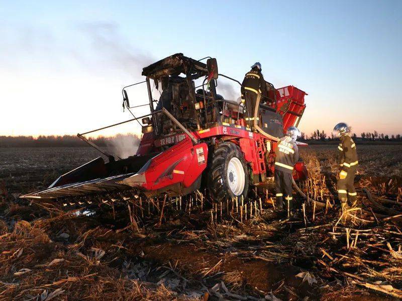 开鲁一收割机着火