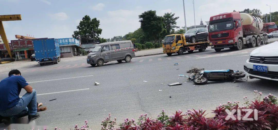 中信大桥严重车祸一电动车被小车撞烂几米外有人倒地不起