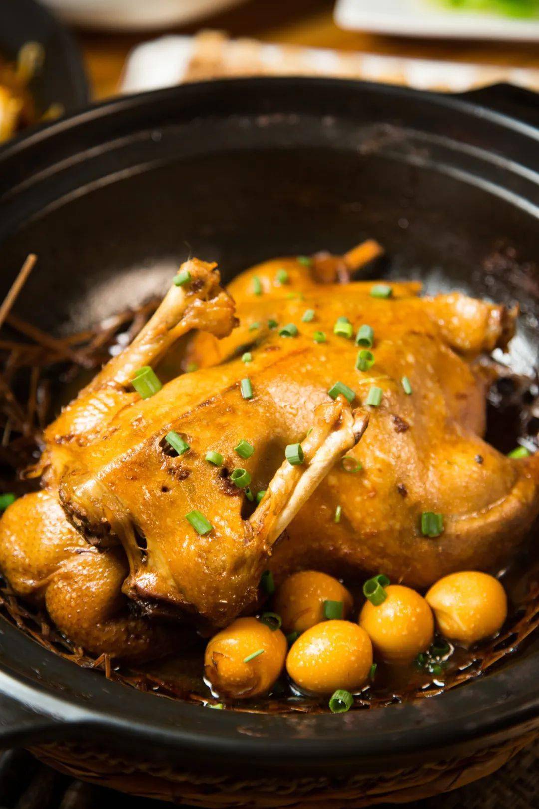 养生本草鸭连着砂锅上桌,带着淡淡的中草药香气,仿佛能钻进灵魂里鸭肉